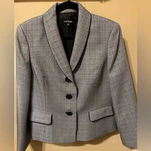 Stylish LeSuit blazer in black & gray.